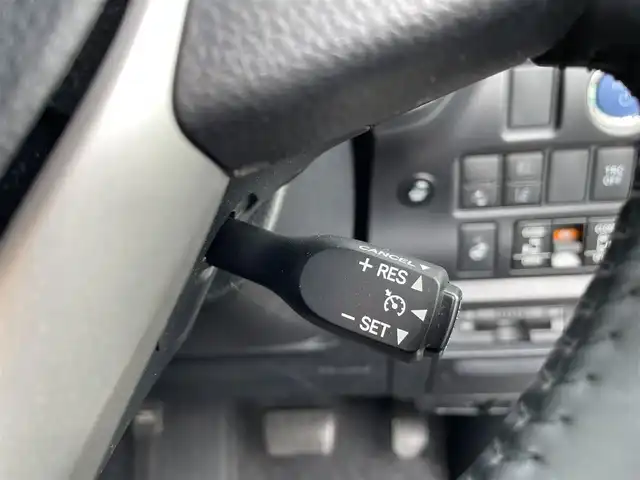 トヨタ エスクァイア ハイブリッド Gi プレミアムパッケージ 熊本県 2019(令1)年 3.9万km ホワイトパールクリスタルシャイン 純正９型ナビ/・AM/FM/CD/DVD/SD/BT/：フルセグTV/・バックカメラ/トヨタセーフティセンス/・プリクラッシュセーフティ/・レーンディパーチャアラート/・オートマチックハイビーム/・クリアランスソナー/クルーズコントロール/ウッドコンビステアリング/・ステアリングリモコン/・ステアリングヒーター/両側電動ドア/ビルトインＥＴＣ/ハーフレザーシート/・D/Nシートヒーター/前後ドライブレコーダー/LEDヘッドライト/オートライト/フォグランプ/スマートキー/スペアキー/プッシュスタート/純正フロアマット/純正ドアバイザー/純正15インチアルミホイール