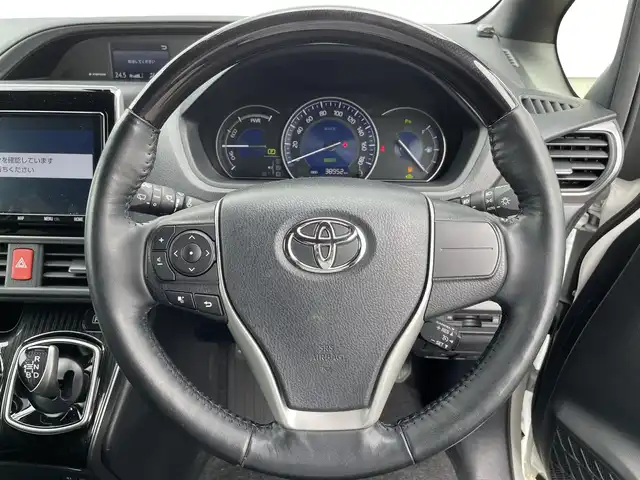 トヨタ エスクァイア ハイブリッド Gi プレミアムパッケージ 熊本県 2019(令1)年 3.9万km ホワイトパールクリスタルシャイン 純正９型ナビ/・AM/FM/CD/DVD/SD/BT/：フルセグTV/・バックカメラ/トヨタセーフティセンス/・プリクラッシュセーフティ/・レーンディパーチャアラート/・オートマチックハイビーム/・クリアランスソナー/クルーズコントロール/ウッドコンビステアリング/・ステアリングリモコン/・ステアリングヒーター/両側電動ドア/ビルトインＥＴＣ/ハーフレザーシート/・D/Nシートヒーター/前後ドライブレコーダー/LEDヘッドライト/オートライト/フォグランプ/スマートキー/スペアキー/プッシュスタート/純正フロアマット/純正ドアバイザー/純正15インチアルミホイール
