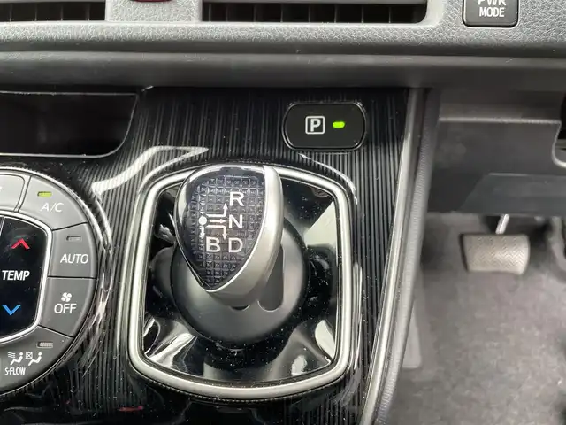 トヨタ エスクァイア ハイブリッド Gi プレミアムパッケージ 熊本県 2019(令1)年 3.9万km ホワイトパールクリスタルシャイン 純正９型ナビ/・AM/FM/CD/DVD/SD/BT/：フルセグTV/・バックカメラ/トヨタセーフティセンス/・プリクラッシュセーフティ/・レーンディパーチャアラート/・オートマチックハイビーム/・クリアランスソナー/クルーズコントロール/ウッドコンビステアリング/・ステアリングリモコン/・ステアリングヒーター/両側電動ドア/ビルトインＥＴＣ/ハーフレザーシート/・D/Nシートヒーター/前後ドライブレコーダー/LEDヘッドライト/オートライト/フォグランプ/スマートキー/スペアキー/プッシュスタート/純正フロアマット/純正ドアバイザー/純正15インチアルミホイール