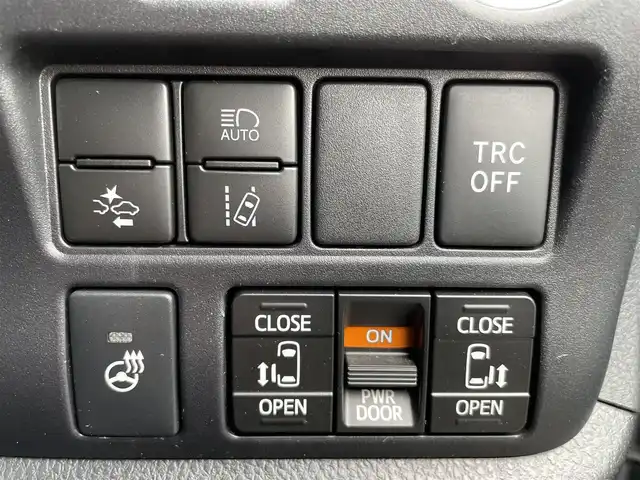 トヨタ エスクァイア ハイブリッド Gi プレミアムパッケージ 熊本県 2019(令1)年 3.9万km ホワイトパールクリスタルシャイン 純正９型ナビ/・AM/FM/CD/DVD/SD/BT/：フルセグTV/・バックカメラ/トヨタセーフティセンス/・プリクラッシュセーフティ/・レーンディパーチャアラート/・オートマチックハイビーム/・クリアランスソナー/クルーズコントロール/ウッドコンビステアリング/・ステアリングリモコン/・ステアリングヒーター/両側電動ドア/ビルトインＥＴＣ/ハーフレザーシート/・D/Nシートヒーター/前後ドライブレコーダー/LEDヘッドライト/オートライト/フォグランプ/スマートキー/スペアキー/プッシュスタート/純正フロアマット/純正ドアバイザー/純正15インチアルミホイール