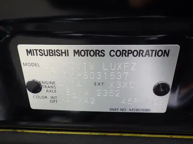 三菱 デリカＤ：５ シャモニー 千葉県 2025(令7)年 0.1万km未満 黒Ⅱ CHAMONIX (7人)　4WD　e-Assist/オリジナルナビ取付パッケージ＋リアモニター取付パッケージ(25/300)　ステップレス　（7人）D:5専用11型ナビゲーション(322/300)　12.8型後席用モニター(143550円)/e-Assist/・衝突被害軽減ブレーキシステム（FCM）/・車線逸脱警報システム（LDW）/・誤発進抑制機能（前進＆後退時）（UMS）/・レーダークルーズコントロールシステム（ACC）/・オートマチックハイビーム[AHB]/エレクトリックテールゲート/両側パワースライドドア/運転席パワーシート/シートヒーター/ハーフレザーシート/純正メモリーナビ/地デジTV/【DVD/CD再生機能　Bluetooth接続】/マルチアラウンドモニター/フリップダウンモニター/革巻きステアリング/ステアリングヒーター/ステアリングスイッチ/パドルシフト/LEDヘッドライト/フォグライト/ウインカーミラー/純正18インチアルミホイル/サイド/カーテン/ニーエアバッグ/キーレスオペレーションシステム