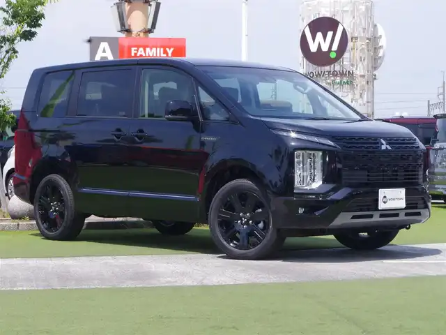 三菱 デリカＤ：５ シャモニー 千葉県 2025(令7)年 0.1万km未満 黒Ⅱ CHAMONIX (7人)　4WD　e-Assist/オリジナルナビ取付パッケージ＋リアモニター取付パッケージ(25/300)　ステップレス　（7人）D:5専用11型ナビゲーション(322/300)　12.8型後席用モニター(143550円)/e-Assist/・衝突被害軽減ブレーキシステム（FCM）/・車線逸脱警報システム（LDW）/・誤発進抑制機能（前進＆後退時）（UMS）/・レーダークルーズコントロールシステム（ACC）/・オートマチックハイビーム[AHB]/エレクトリックテールゲート/両側パワースライドドア/運転席パワーシート/シートヒーター/ハーフレザーシート/純正メモリーナビ/地デジTV/【DVD/CD再生機能　Bluetooth接続】/マルチアラウンドモニター/フリップダウンモニター/革巻きステアリング/ステアリングヒーター/ステアリングスイッチ/パドルシフト/LEDヘッドライト/フォグライト/ウインカーミラー/純正18インチアルミホイル/サイド/カーテン/ニーエアバッグ/キーレスオペレーションシステム