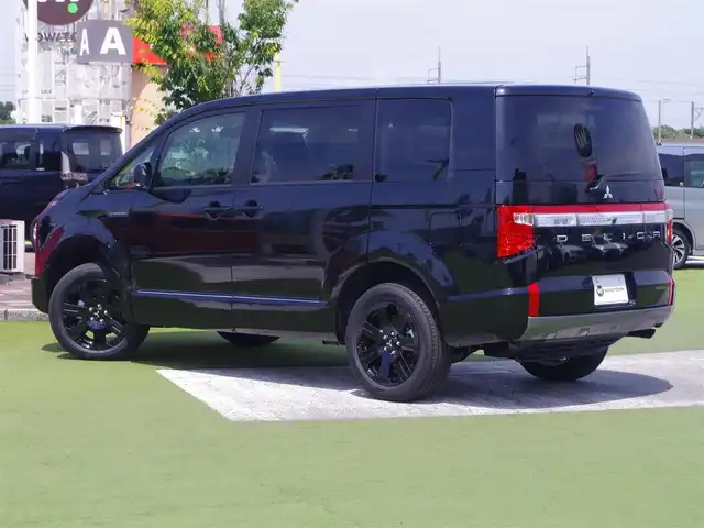 三菱 デリカＤ：５ シャモニー 千葉県 2025(令7)年 0.1万km未満 黒Ⅱ CHAMONIX (7人)　4WD　e-Assist/オリジナルナビ取付パッケージ＋リアモニター取付パッケージ(25/300)　ステップレス　（7人）D:5専用11型ナビゲーション(322/300)　12.8型後席用モニター(143550円)/e-Assist/・衝突被害軽減ブレーキシステム（FCM）/・車線逸脱警報システム（LDW）/・誤発進抑制機能（前進＆後退時）（UMS）/・レーダークルーズコントロールシステム（ACC）/・オートマチックハイビーム[AHB]/エレクトリックテールゲート/両側パワースライドドア/運転席パワーシート/シートヒーター/ハーフレザーシート/純正メモリーナビ/地デジTV/【DVD/CD再生機能　Bluetooth接続】/マルチアラウンドモニター/フリップダウンモニター/革巻きステアリング/ステアリングヒーター/ステアリングスイッチ/パドルシフト/LEDヘッドライト/フォグライト/ウインカーミラー/純正18インチアルミホイル/サイド/カーテン/ニーエアバッグ/キーレスオペレーションシステム