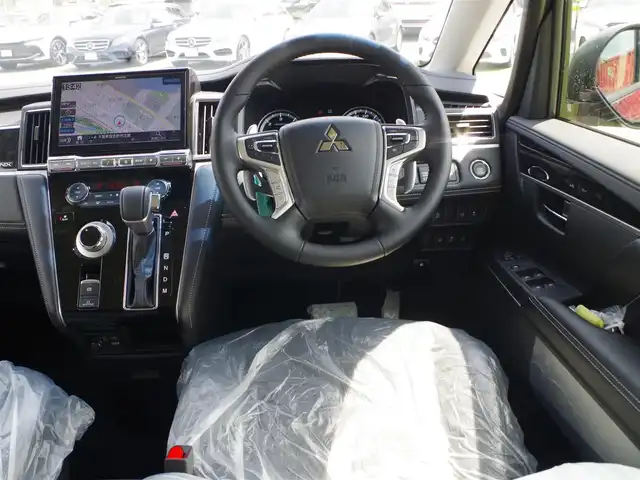 三菱 デリカＤ：５ シャモニー 千葉県 2025(令7)年 0.1万km未満 黒Ⅱ CHAMONIX (7人)　4WD　e-Assist/オリジナルナビ取付パッケージ＋リアモニター取付パッケージ(25/300)　ステップレス　（7人）D:5専用11型ナビゲーション(322/300)　12.8型後席用モニター(143550円)/e-Assist/・衝突被害軽減ブレーキシステム（FCM）/・車線逸脱警報システム（LDW）/・誤発進抑制機能（前進＆後退時）（UMS）/・レーダークルーズコントロールシステム（ACC）/・オートマチックハイビーム[AHB]/エレクトリックテールゲート/両側パワースライドドア/運転席パワーシート/シートヒーター/ハーフレザーシート/純正メモリーナビ/地デジTV/【DVD/CD再生機能　Bluetooth接続】/マルチアラウンドモニター/フリップダウンモニター/革巻きステアリング/ステアリングヒーター/ステアリングスイッチ/パドルシフト/LEDヘッドライト/フォグライト/ウインカーミラー/純正18インチアルミホイル/サイド/カーテン/ニーエアバッグ/キーレスオペレーションシステム