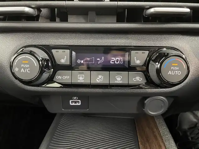 日産 オーラ G FOUR レザーエディション 道央・札幌 2023(令5)年 1.1万km ピュアホワイトパール ・４WD/・寒冷地仕様/・純正ナビ/　BT/USB/HDMI/フルセグ/・アラウンドビューモニター/・デジタルインナーミラー/・純正前後ドライブレコーダー/・エマージェンシーブレーキ/・レーダークルーズコントロール/・レーンキープアシスト/・オートハイビーム/・クリアランスソナー/・レザーシート/・前席シートヒーター/・ステアリングヒーター/・LEDヘッドライト/・フォグライト/・オートライト/・プッシュスタート/・スマートキー/・純正フロアマット/・ドアバイザー/・社外AW付スタッドレス積込(205/50/R17)