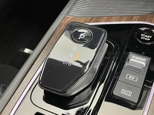 日産 オーラ G FOUR レザーエディション 道央・札幌 2023(令5)年 1.1万km ピュアホワイトパール ・４WD/・寒冷地仕様/・純正ナビ/　BT/USB/HDMI/フルセグ/・アラウンドビューモニター/・デジタルインナーミラー/・純正前後ドライブレコーダー/・エマージェンシーブレーキ/・レーダークルーズコントロール/・レーンキープアシスト/・オートハイビーム/・クリアランスソナー/・レザーシート/・前席シートヒーター/・ステアリングヒーター/・LEDヘッドライト/・フォグライト/・オートライト/・プッシュスタート/・スマートキー/・純正フロアマット/・ドアバイザー/・社外AW付スタッドレス積込(205/50/R17)