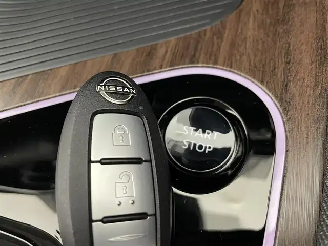 日産 オーラ G FOUR レザーエディション 道央・札幌 2023(令5)年 1.1万km ピュアホワイトパール ・４WD/・寒冷地仕様/・純正ナビ/　BT/USB/HDMI/フルセグ/・アラウンドビューモニター/・デジタルインナーミラー/・純正前後ドライブレコーダー/・エマージェンシーブレーキ/・レーダークルーズコントロール/・レーンキープアシスト/・オートハイビーム/・クリアランスソナー/・レザーシート/・前席シートヒーター/・ステアリングヒーター/・LEDヘッドライト/・フォグライト/・オートライト/・プッシュスタート/・スマートキー/・純正フロアマット/・ドアバイザー/・社外AW付スタッドレス積込(205/50/R17)