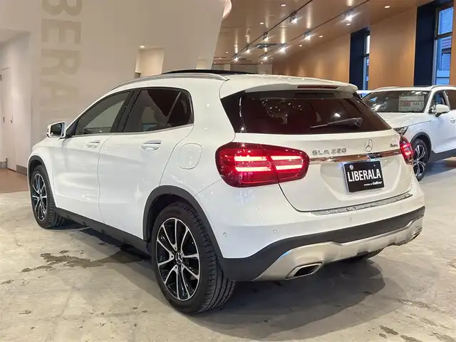 メルセデス・ベンツ ＧＬＡ２２０ 4マチック 道央・札幌 2017(平29)年 4.2万km カルサイトホワイト レーダーセーフティパッケージ/　・ACC/　・PRE-SAFE/　・ブラインドスポットアシスト/　・レーンキープアシスト/プレミアムパッケージ/　・パノラミックスライディングルーフ/　・harman/kardonサラウンド/　・メモリー付フルパワーシート/　・アンビエントライト/純正HDDナビ/フルセグTV/CD/DVD/Bluetooth/SD/USB/バックカメラ/パークトロニック/アクティブパーキングアシスト/AppleCarPlay/AndroidAuto/パワーテールゲート