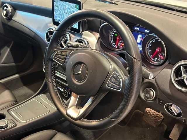 メルセデス・ベンツ ＧＬＡ２２０ 4マチック 道央・札幌 2017(平29)年 4.2万km カルサイトホワイト レーダーセーフティパッケージ/　・ACC/　・PRE-SAFE/　・ブラインドスポットアシスト/　・レーンキープアシスト/プレミアムパッケージ/　・パノラミックスライディングルーフ/　・harman/kardonサラウンド/　・メモリー付フルパワーシート/　・アンビエントライト/純正HDDナビ/フルセグTV/CD/DVD/Bluetooth/SD/USB/バックカメラ/パークトロニック/アクティブパーキングアシスト/AppleCarPlay/AndroidAuto/パワーテールゲート