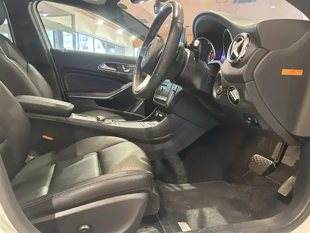 メルセデス・ベンツ ＧＬＡ２２０ 4マチック 道央・札幌 2017(平29)年 4.2万km カルサイトホワイト レーダーセーフティパッケージ/　・ACC/　・PRE-SAFE/　・ブラインドスポットアシスト/　・レーンキープアシスト/プレミアムパッケージ/　・パノラミックスライディングルーフ/　・harman/kardonサラウンド/　・メモリー付フルパワーシート/　・アンビエントライト/純正HDDナビ/フルセグTV/CD/DVD/Bluetooth/SD/USB/バックカメラ/パークトロニック/アクティブパーキングアシスト/AppleCarPlay/AndroidAuto/パワーテールゲート
