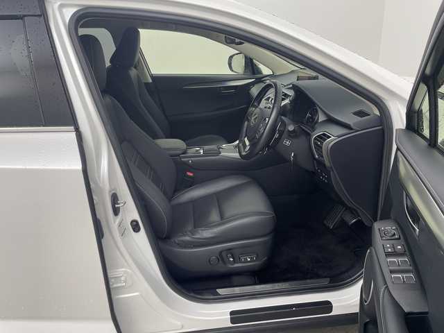 レクサス ＮＸ 300h Iパッケージ 大分県 2018(平30)年 3.6万km ソニッククォーツ Lexus Safety System ＋/プリクラッシュセーフティ/レーントレーシングアシスト［LTA］/オートマチックハイビーム［AHB］/アダプティブハイビームシステム［AHS］/レーダークルーズコントロール（全車速追従機能付）/ロードサインアシスト［RSA］/（付帯機能）先行車発進告知機能［TMN］/ブラインドスポットモニター/リヤクロストラフィックアラート/ヘッドアップディスプレイ/パノラミックビューモニター/10.3型ナビゲーション/・フルセグTV、BT対応、 DVD再生可/ステアリングスイッチ/ビルトインETC2.0/電動パーキング/オートホールド機能/黒革シート/・運転席3メモリーシート/・前席パワーシート/前席シートヒーター/パワーバックドア/横滑り防止装置/電動格納ミラー/純正フロアマット/オートライト/3眼LEDヘッドライト/純正18インチアルミホイール/クリアランスソナー /純正エンジンスターター/保証書、取説、スペアキー有り