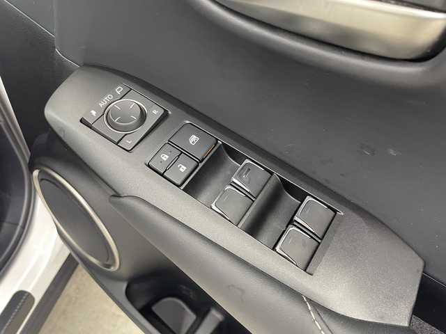 レクサス ＮＸ 300h Iパッケージ 大分県 2018(平30)年 3.6万km ソニッククォーツ Lexus Safety System ＋/プリクラッシュセーフティ/レーントレーシングアシスト［LTA］/オートマチックハイビーム［AHB］/アダプティブハイビームシステム［AHS］/レーダークルーズコントロール（全車速追従機能付）/ロードサインアシスト［RSA］/（付帯機能）先行車発進告知機能［TMN］/ブラインドスポットモニター/リヤクロストラフィックアラート/ヘッドアップディスプレイ/パノラミックビューモニター/10.3型ナビゲーション/・フルセグTV、BT対応、 DVD再生可/ステアリングスイッチ/ビルトインETC2.0/電動パーキング/オートホールド機能/黒革シート/・運転席3メモリーシート/・前席パワーシート/前席シートヒーター/パワーバックドア/横滑り防止装置/電動格納ミラー/純正フロアマット/オートライト/3眼LEDヘッドライト/純正18インチアルミホイール/クリアランスソナー /純正エンジンスターター/保証書、取説、スペアキー有り