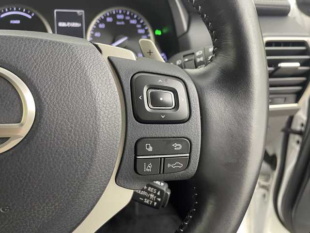 レクサス ＮＸ 300h Iパッケージ 大分県 2018(平30)年 3.6万km ソニッククォーツ Lexus Safety System ＋/プリクラッシュセーフティ/レーントレーシングアシスト［LTA］/オートマチックハイビーム［AHB］/アダプティブハイビームシステム［AHS］/レーダークルーズコントロール（全車速追従機能付）/ロードサインアシスト［RSA］/（付帯機能）先行車発進告知機能［TMN］/ブラインドスポットモニター/リヤクロストラフィックアラート/ヘッドアップディスプレイ/パノラミックビューモニター/10.3型ナビゲーション/・フルセグTV、BT対応、 DVD再生可/ステアリングスイッチ/ビルトインETC2.0/電動パーキング/オートホールド機能/黒革シート/・運転席3メモリーシート/・前席パワーシート/前席シートヒーター/パワーバックドア/横滑り防止装置/電動格納ミラー/純正フロアマット/オートライト/3眼LEDヘッドライト/純正18インチアルミホイール/クリアランスソナー /純正エンジンスターター/保証書、取説、スペアキー有り