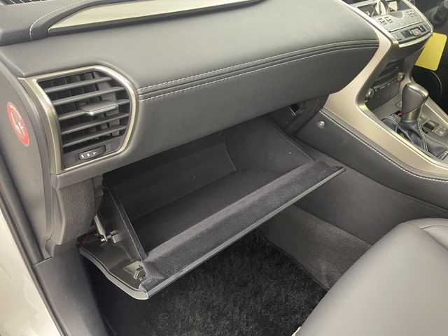 レクサス ＮＸ 300h Iパッケージ 大分県 2018(平30)年 3.6万km ソニッククォーツ Lexus Safety System ＋/プリクラッシュセーフティ/レーントレーシングアシスト［LTA］/オートマチックハイビーム［AHB］/アダプティブハイビームシステム［AHS］/レーダークルーズコントロール（全車速追従機能付）/ロードサインアシスト［RSA］/（付帯機能）先行車発進告知機能［TMN］/ブラインドスポットモニター/リヤクロストラフィックアラート/ヘッドアップディスプレイ/パノラミックビューモニター/10.3型ナビゲーション/・フルセグTV、BT対応、 DVD再生可/ステアリングスイッチ/ビルトインETC2.0/電動パーキング/オートホールド機能/黒革シート/・運転席3メモリーシート/・前席パワーシート/前席シートヒーター/パワーバックドア/横滑り防止装置/電動格納ミラー/純正フロアマット/オートライト/3眼LEDヘッドライト/純正18インチアルミホイール/クリアランスソナー /純正エンジンスターター/保証書、取説、スペアキー有り
