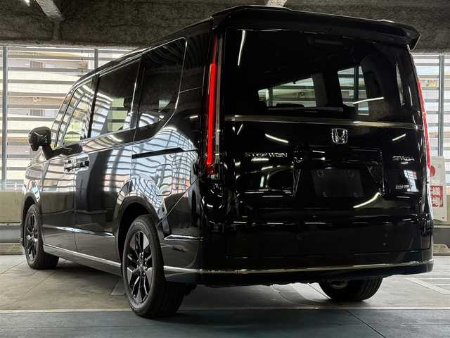ホンダ ステップワゴン スパーダ eHEV 佐賀県 2022(令4)年 0.1万km クリスタルブラックパール ・純正11.4インチナビ/・全方位カメラ/・パーキングセンサーシステム/・電子制御パーキングブレーキ/・オートブレーキホールド機能/・両側パワースライドドア/・2列目キャプテンシート（両側アームレスト付）/・3列目分割床下格納シート〈マジックシート〉/ホンダセンシング/●衝突軽減ブレーキ（CMBS）●誤発進抑制機能●後方誤発進抑制機能●近距離衝突軽減ブレーキ●歩行者事故低減ステアリング●路外逸脱抑制機能●渋滞追従機能付アダプティブクルーズコントロール（ACC）●車線維持支援システム（LKAS）●トラフィックジャムアシスト（渋滞運転支援機能）●先行車発進お知らせ機能●標識認識機能●オートハイビーム●アダプティブドライビングビーム●ブラインドスポットインフォメーション