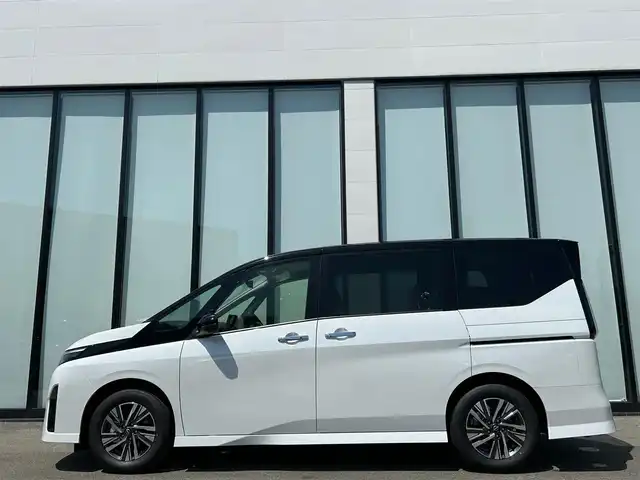 日産 セレナ e－パワー ハイウェイスター V 大阪府 2025(令7)年 0.1万km未満 パール 純正ナビ12.3インチ/フルセグＴＶ/メモリナビ/バックカメラ/全方位モニター/Bluetooth接続/USB接続端子/デジタルインナーミラー/クルーズコントロール/追従機能あり/プロパイロット/コーナーセンサー/BSM/11型後席モニター/両側電動スライドドア/ビルトインETC2.0/前後ドライブレコーダー/純正16インチAW/保証書・取説/スマートキー