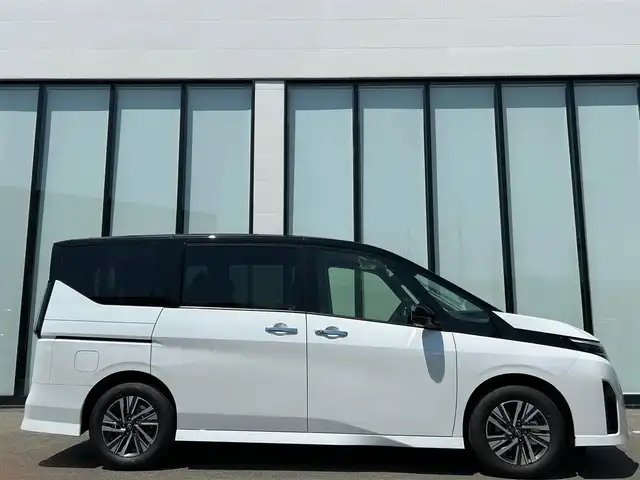 日産 セレナ e－パワー ハイウェイスター V 大阪府 2025(令7)年 0.1万km未満 パール 純正ナビ12.3インチ/フルセグＴＶ/メモリナビ/バックカメラ/全方位モニター/Bluetooth接続/USB接続端子/デジタルインナーミラー/クルーズコントロール/追従機能あり/プロパイロット/コーナーセンサー/BSM/11型後席モニター/両側電動スライドドア/ビルトインETC2.0/前後ドライブレコーダー/純正16インチAW/保証書・取説/スマートキー