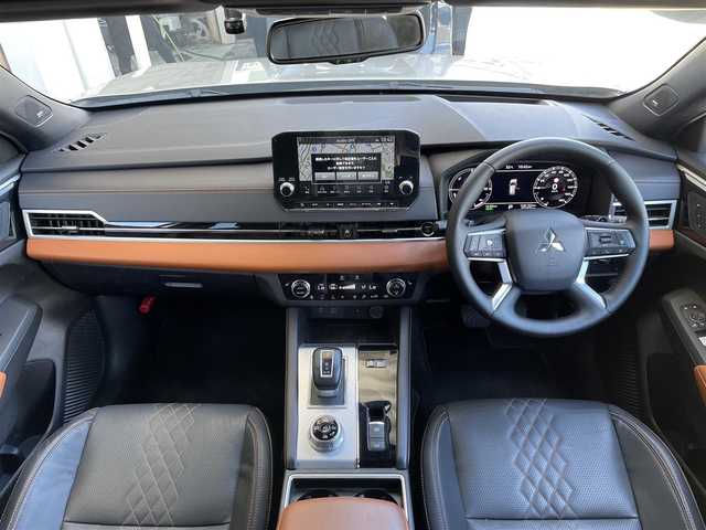 三菱 アウトランダー ＰＨＥＶ P 東京都 2022(令4)年 2.3万km スターリングシルバーM パノラマサンルーフ/純正ナビ/マルチアラウンドモニター/衝突被害軽減/後側方車両検知警報/マイパイロット/シートヒーター/パワーシート/パワーバックドア/ETC/ドライブレコーダー/ワイヤレス充電器