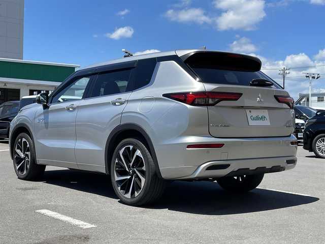 三菱 アウトランダー ＰＨＥＶ P 東京都 2022(令4)年 2.3万km スターリングシルバーM パノラマサンルーフ/純正ナビ/マルチアラウンドモニター/衝突被害軽減/後側方車両検知警報/マイパイロット/シートヒーター/パワーシート/パワーバックドア/ETC/ドライブレコーダー/ワイヤレス充電器