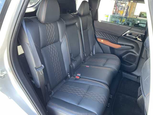 三菱 アウトランダー ＰＨＥＶ P 東京都 2022(令4)年 2.3万km スターリングシルバーM パノラマサンルーフ/純正ナビ/マルチアラウンドモニター/衝突被害軽減/後側方車両検知警報/マイパイロット/シートヒーター/パワーシート/パワーバックドア/ETC/ドライブレコーダー/ワイヤレス充電器