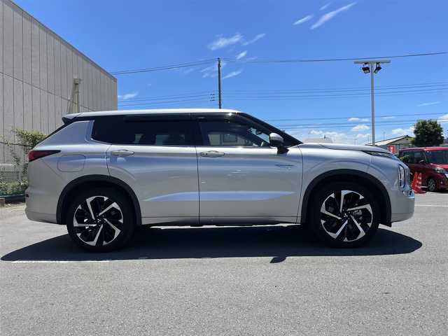 三菱 アウトランダー ＰＨＥＶ P 東京都 2022(令4)年 2.3万km スターリングシルバーM パノラマサンルーフ/純正ナビ/マルチアラウンドモニター/衝突被害軽減/後側方車両検知警報/マイパイロット/シートヒーター/パワーシート/パワーバックドア/ETC/ドライブレコーダー/ワイヤレス充電器