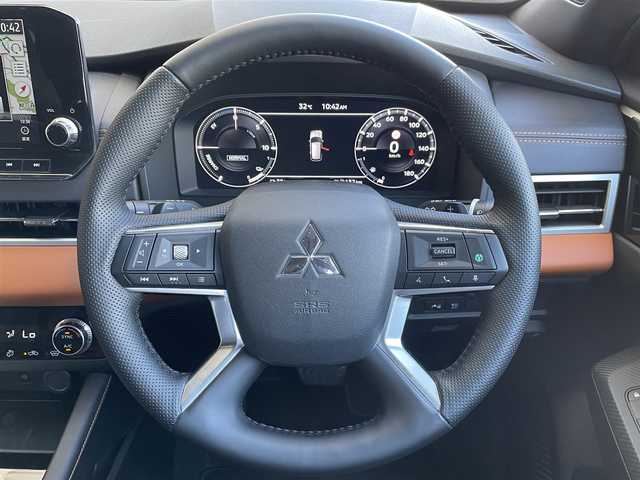 三菱 アウトランダー ＰＨＥＶ P 東京都 2022(令4)年 2.3万km スターリングシルバーM パノラマサンルーフ/純正ナビ/マルチアラウンドモニター/衝突被害軽減/後側方車両検知警報/マイパイロット/シートヒーター/パワーシート/パワーバックドア/ETC/ドライブレコーダー/ワイヤレス充電器