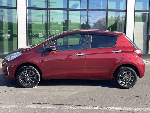 トヨタ ヴィッツ F アミー 道東・釧路十勝 2018(平30)年 6.2万km ダークレッドマイカメタリック ・４WD/・社外SDナビ/（フルセグ・DVD・CD・Bluetooth・ラジオ）/・バックカメラ/・スマートキー/・プッシュスタート/・社外前後ドライブレコーダー/・ステアリングスイッチ/・Toyota Safety Sense/・プリクラッシュセーフティ/・レーンディパーチャーアラート/・オートハイビーム/・フォグライト/・ウインカーミラー/・社外14インチアルミホイール/・保証書/・取扱説明書