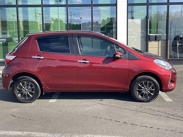 トヨタ ヴィッツ F アミー 道東・釧路十勝 2018(平30)年 6.2万km ダークレッドマイカメタリック ・４WD/・社外SDナビ/（フルセグ・DVD・CD・Bluetooth・ラジオ）/・バックカメラ/・スマートキー/・プッシュスタート/・社外前後ドライブレコーダー/・ステアリングスイッチ/・Toyota Safety Sense/・プリクラッシュセーフティ/・レーンディパーチャーアラート/・オートハイビーム/・フォグライト/・ウインカーミラー/・社外14インチアルミホイール/・保証書/・取扱説明書