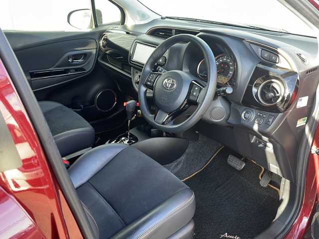 トヨタ ヴィッツ F アミー 道東・釧路十勝 2018(平30)年 6.2万km ダークレッドマイカメタリック ・４WD/・社外SDナビ/（フルセグ・DVD・CD・Bluetooth・ラジオ）/・バックカメラ/・スマートキー/・プッシュスタート/・社外前後ドライブレコーダー/・ステアリングスイッチ/・Toyota Safety Sense/・プリクラッシュセーフティ/・レーンディパーチャーアラート/・オートハイビーム/・フォグライト/・ウインカーミラー/・社外14インチアルミホイール/・保証書/・取扱説明書