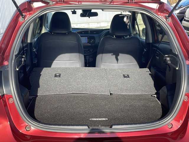 トヨタ ヴィッツ F アミー 道東・釧路十勝 2018(平30)年 6.2万km ダークレッドマイカメタリック ・４WD/・社外SDナビ/（フルセグ・DVD・CD・Bluetooth・ラジオ）/・バックカメラ/・スマートキー/・プッシュスタート/・社外前後ドライブレコーダー/・ステアリングスイッチ/・Toyota Safety Sense/・プリクラッシュセーフティ/・レーンディパーチャーアラート/・オートハイビーム/・フォグライト/・ウインカーミラー/・社外14インチアルミホイール/・保証書/・取扱説明書