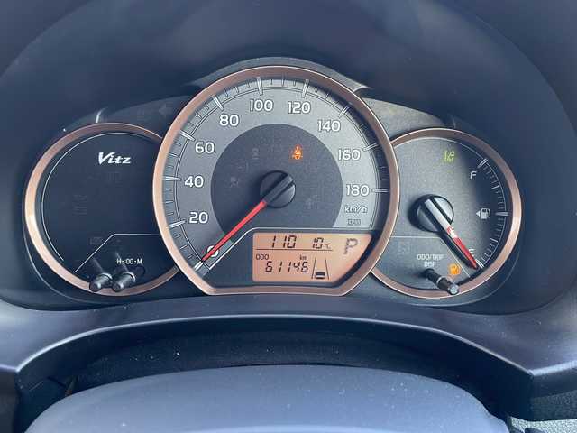 トヨタ ヴィッツ F アミー 道東・釧路十勝 2018(平30)年 6.2万km ダークレッドマイカメタリック ・４WD/・社外SDナビ/（フルセグ・DVD・CD・Bluetooth・ラジオ）/・バックカメラ/・スマートキー/・プッシュスタート/・社外前後ドライブレコーダー/・ステアリングスイッチ/・Toyota Safety Sense/・プリクラッシュセーフティ/・レーンディパーチャーアラート/・オートハイビーム/・フォグライト/・ウインカーミラー/・社外14インチアルミホイール/・保証書/・取扱説明書