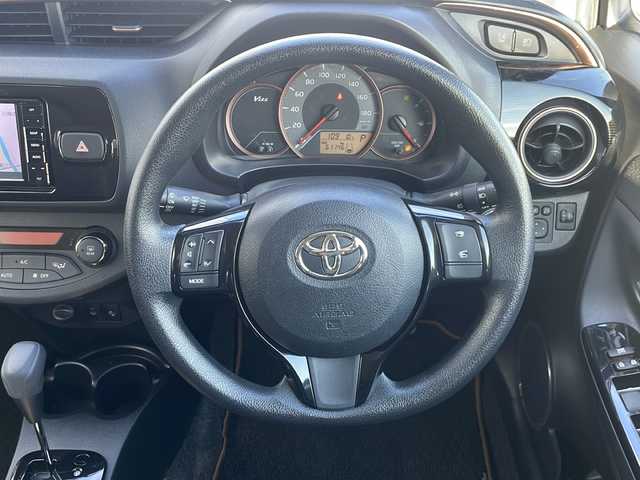 トヨタ ヴィッツ F アミー 道東・釧路十勝 2018(平30)年 6.2万km ダークレッドマイカメタリック ・４WD/・社外SDナビ/（フルセグ・DVD・CD・Bluetooth・ラジオ）/・バックカメラ/・スマートキー/・プッシュスタート/・社外前後ドライブレコーダー/・ステアリングスイッチ/・Toyota Safety Sense/・プリクラッシュセーフティ/・レーンディパーチャーアラート/・オートハイビーム/・フォグライト/・ウインカーミラー/・社外14インチアルミホイール/・保証書/・取扱説明書
