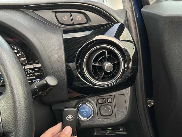 トヨタ ヴィッツ ハイブリッド F セーフティーエディションⅢ 兵庫県 2019(令1)年 6.9万km ダークブルーマイカ ワンオーナー/保証書・取説・有/純正SDナビ・フルセグ・BT・CD・DVD・FM・AM/バックカメラ/ETC/前後ドライブレコーダー/衝突被害軽減ブレーキ/車線逸脱防止支援システム/コーナーセンサー/パーキングブレーキサポート/先行車発進通知/オートハイビーム/プッシュスタート/スマートキー×2/純正フロアマット/純正ドアバイザー