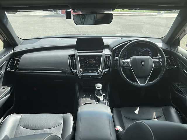 トヨタ クラウン ハイブリッド RS アドバンス 佐賀県 2018(平30)年 8.9万km プレシャスブラックパール ムーンルーフ/黒レザーシート/純正ダブルディスプレイナビゲーション/・フルセグTV/CD/SDUSB/Bluetooth/パノラミックビューモニター/前方ドライブレコーダー/ビルトインETC2.0/ヘッドアップディスプレイ/アドバンストパーク/100V電源/電子パーキングブレーキ/・AUTO HOLD機能/DN席パワーシート(D席メモリー機能付)/DN席シートヒーター/シートベンチレーション/ISOFIX対応/パドルシフト/革巻きステアリング/ステアリングヒーター/ステアリングリモコン/純正18インチアルミホイール/純正三眼LEDヘッドライト/・オートマチックハイビーム/純正LEDフォグランプ/純正フロアマット/純正ドアバイザ―/新車保証書/スペアキー１本/トヨタセーフティセンス/・レーダークルーズコントロール/・レーンディパーチャーアラート/・プリクラッシュセーフティ/・ブラインドスポットモニター/・クリアランスソナー/・リヤクロストラフィックアラート/・リヤカメラディテクション/・ロードサインアシスト