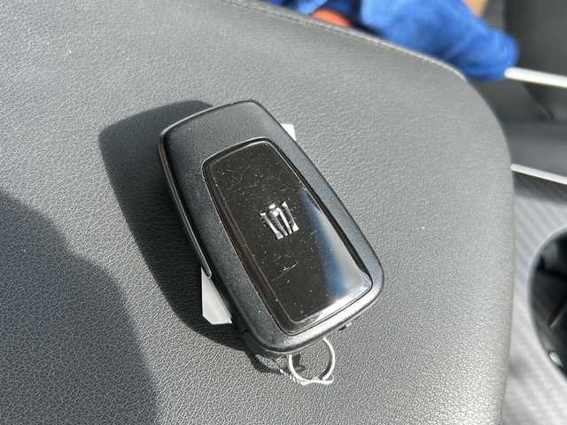 トヨタ クラウン ハイブリッド RS アドバンス 佐賀県 2018(平30)年 8.9万km プレシャスブラックパール ムーンルーフ/黒レザーシート/純正ダブルディスプレイナビゲーション/・フルセグTV/CD/SDUSB/Bluetooth/パノラミックビューモニター/前方ドライブレコーダー/ビルトインETC2.0/ヘッドアップディスプレイ/アドバンストパーク/100V電源/電子パーキングブレーキ/・AUTO HOLD機能/DN席パワーシート(D席メモリー機能付)/DN席シートヒーター/シートベンチレーション/ISOFIX対応/パドルシフト/革巻きステアリング/ステアリングヒーター/ステアリングリモコン/純正18インチアルミホイール/純正三眼LEDヘッドライト/・オートマチックハイビーム/純正LEDフォグランプ/純正フロアマット/純正ドアバイザ―/新車保証書/スペアキー１本/トヨタセーフティセンス/・レーダークルーズコントロール/・レーンディパーチャーアラート/・プリクラッシュセーフティ/・ブラインドスポットモニター/・クリアランスソナー/・リヤクロストラフィックアラート/・リヤカメラディテクション/・ロードサインアシスト