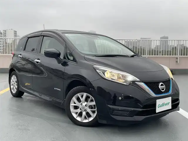 日産 ノート e－パワー X 東京都 2017(平29)年 6.7万km スーパーブラック 純正メモリーナビ（MM316D-W)/バックカメラ/純正１５インチアルミ/純正ドライブレコーダー/ETC/エンジンプッシュボタン/バイザー・マット/車両接近通報/LDW（車線逸脱警報）/インテリジェントエマージェンシーブレーキ/踏み間違い防止アシスト/スペアキー１本/保証書・取説