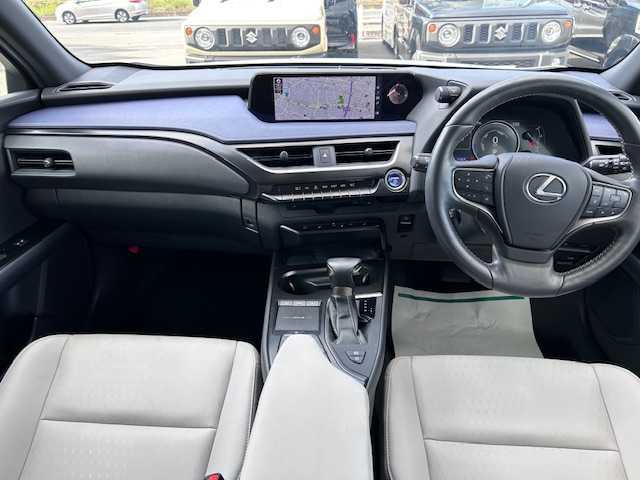 レクサス ＵＸ 250h バージョンC 大阪府 2020(令2)年 1.2万km ソニッククォーツ 純正10.3型ナビ(BT/CD/USB/フルセグ）/アラウンドビューモニター/ブラインドスポットモニター/パワーバックドア/衝突被害軽減システム/レーンキープアシスト/コーナーセンサー/オートライト/オートマチックハイビーム/アダクティブクルーズコントロール/純正アルミホイール/純正フロアマット/シートヒーター/ステアリングヒーター/パワーシート/前後ドライブレコーダー/ビルトインETC/LEDヘッドライト