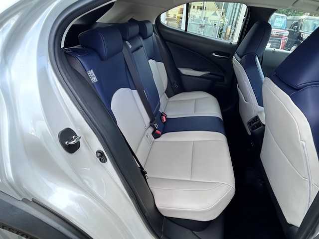 レクサス ＵＸ 250h バージョンC 大阪府 2020(令2)年 1.2万km ソニッククォーツ 純正10.3型ナビ(BT/CD/USB/フルセグ）/アラウンドビューモニター/ブラインドスポットモニター/パワーバックドア/衝突被害軽減システム/レーンキープアシスト/コーナーセンサー/オートライト/オートマチックハイビーム/アダクティブクルーズコントロール/純正アルミホイール/純正フロアマット/シートヒーター/ステアリングヒーター/パワーシート/前後ドライブレコーダー/ビルトインETC/LEDヘッドライト