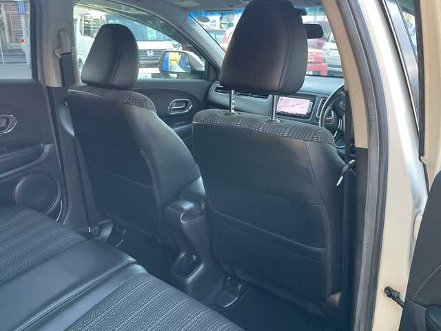 ホンダ ヴェゼル ハイブリッド X Lパッケージ 長野県 2014(平26)年 12.1万km ホワイトオーキッドパール 【(株)IDOMが運営する【じしゃロン長野店】の自社ローン対象車両になります。こちらは現金ご利用時の価格です。自社ローンご希望の方は別途その旨お申付け下さい。/社外ナビ/バックカメラ/ステアリングスイッチ/クルーズコントロール/シートヒーター/純正フロアマット/純正アルミホイール