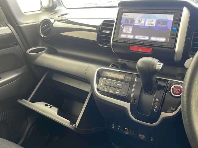 ホンダ Ｎ ＢＯＸ カスタム SSブラックSパッケージ 沖縄県 2016(平28)年 7.7万km ブリティッシュグリーンP 禁煙車　/純正ナビ【VXM-174CSI】/（Bluetooth　TV　CD　AM　FM）　/両側パワースライドドア　/バックカメラ　/シートヒーター　/オートエアコン　/スマートキー　/後席サンシェード　/チップアップシート　/純正アルミ　/純正フロアマット/プッシュスタート/スマートキー/ベンチシート/電動格納ミラー