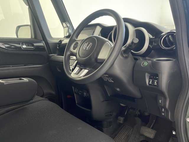 ホンダ Ｎ ＢＯＸ カスタム SSブラックSパッケージ 沖縄県 2016(平28)年 7.7万km ブリティッシュグリーンP 禁煙車　/純正ナビ【VXM-174CSI】/（Bluetooth　TV　CD　AM　FM）　/両側パワースライドドア　/バックカメラ　/シートヒーター　/オートエアコン　/スマートキー　/後席サンシェード　/チップアップシート　/純正アルミ　/純正フロアマット/プッシュスタート/スマートキー/ベンチシート/電動格納ミラー