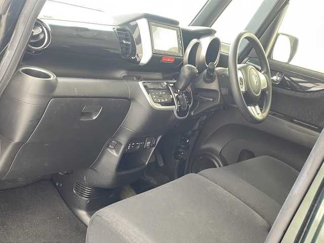 ホンダ Ｎ ＢＯＸ カスタム SSブラックSパッケージ 沖縄県 2016(平28)年 7.7万km ブリティッシュグリーンP 禁煙車　/純正ナビ【VXM-174CSI】/（Bluetooth　TV　CD　AM　FM）　/両側パワースライドドア　/バックカメラ　/シートヒーター　/オートエアコン　/スマートキー　/後席サンシェード　/チップアップシート　/純正アルミ　/純正フロアマット/プッシュスタート/スマートキー/ベンチシート/電動格納ミラー