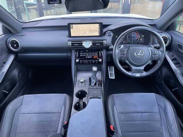 レクサス ＩＳ 300h Fスポーツ モードブラックS 愛媛県 2022(令4)年 2.3万km ホワイトノーヴァガラスフレーク Lexus Safety System＋/プリクラッシュセーフティ/レーントレーシングアシスト/オートマチックハイビーム/レーダークルーズコントロール/ブラインドスポットモニター/パーキングサポートブレーキ/クリアランスソナー /10.3インチタッチワイドディスプレイ/パノラミックビューモニター/ビルトインETC/パワーシート/シートヒーター /ベンチレーション/ハンドルヒーター/パドルシフト/LEDライト