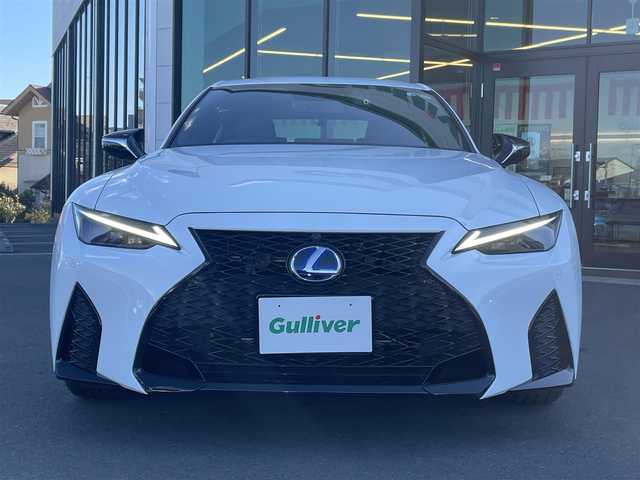 レクサス ＩＳ 300h Fスポーツ モードブラックS 愛媛県 2022(令4)年 2.3万km ホワイトノーヴァガラスフレーク Lexus Safety System＋/プリクラッシュセーフティ/レーントレーシングアシスト/オートマチックハイビーム/レーダークルーズコントロール/ブラインドスポットモニター/パーキングサポートブレーキ/クリアランスソナー /10.3インチタッチワイドディスプレイ/パノラミックビューモニター/ビルトインETC/パワーシート/シートヒーター /ベンチレーション/ハンドルヒーター/パドルシフト/LEDライト