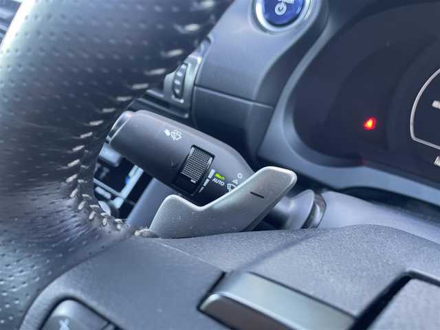 レクサス ＩＳ 300h Fスポーツ モードブラックS 愛媛県 2022(令4)年 2.3万km ホワイトノーヴァガラスフレーク Lexus Safety System＋/プリクラッシュセーフティ/レーントレーシングアシスト/オートマチックハイビーム/レーダークルーズコントロール/ブラインドスポットモニター/パーキングサポートブレーキ/クリアランスソナー /10.3インチタッチワイドディスプレイ/パノラミックビューモニター/ビルトインETC/パワーシート/シートヒーター /ベンチレーション/ハンドルヒーター/パドルシフト/LEDライト