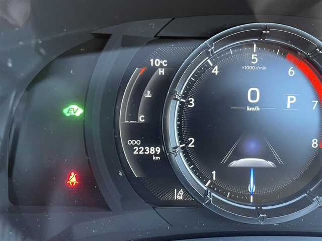 レクサス ＩＳ 300h Fスポーツ モードブラックS 愛媛県 2022(令4)年 2.3万km ホワイトノーヴァガラスフレーク Lexus Safety System＋/プリクラッシュセーフティ/レーントレーシングアシスト/オートマチックハイビーム/レーダークルーズコントロール/ブラインドスポットモニター/パーキングサポートブレーキ/クリアランスソナー /10.3インチタッチワイドディスプレイ/パノラミックビューモニター/ビルトインETC/パワーシート/シートヒーター /ベンチレーション/ハンドルヒーター/パドルシフト/LEDライト
