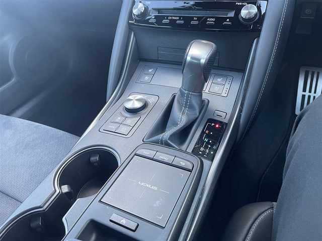 レクサス ＩＳ 300h Fスポーツ モードブラックS 愛媛県 2022(令4)年 2.3万km ホワイトノーヴァガラスフレーク Lexus Safety System＋/プリクラッシュセーフティ/レーントレーシングアシスト/オートマチックハイビーム/レーダークルーズコントロール/ブラインドスポットモニター/パーキングサポートブレーキ/クリアランスソナー /10.3インチタッチワイドディスプレイ/パノラミックビューモニター/ビルトインETC/パワーシート/シートヒーター /ベンチレーション/ハンドルヒーター/パドルシフト/LEDライト