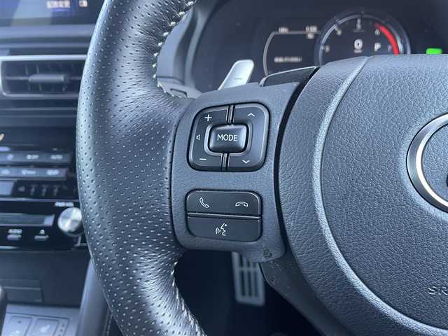 レクサス ＩＳ 300h Fスポーツ モードブラックS 愛媛県 2022(令4)年 2.3万km ホワイトノーヴァガラスフレーク Lexus Safety System＋/プリクラッシュセーフティ/レーントレーシングアシスト/オートマチックハイビーム/レーダークルーズコントロール/ブラインドスポットモニター/パーキングサポートブレーキ/クリアランスソナー /10.3インチタッチワイドディスプレイ/パノラミックビューモニター/ビルトインETC/パワーシート/シートヒーター /ベンチレーション/ハンドルヒーター/パドルシフト/LEDライト