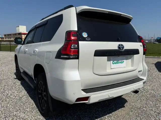 トヨタ ランドクルーザー プラド TX Lパッケージ マットブラED 愛知県 2023(令5)年 1.8万km ホワイトパールクリスタルシャイン 〇純正9インチディスプレイオーディオ/〇バックカメラ/〇パノラマモニター/〇ビルトインETC2.0/〇ドライブレコーダー/〇7人乗り/〇ムーンルーフ/〇セーフティセンス/〇レーダークルーズコントロール/〇プリクラッシュセーフティー/〇LEDヘッドランプ/〇オートライト/〇フォグランプ/〇純正18インチアルミ/〇パワーバッグドア/〇革巻きステアリング/〇左右独立オートエアコン/〇革シート/〇シートヒーター/〇シートベンチレーション/〇パワーシート/〇スマートエントリー/〇禁煙車