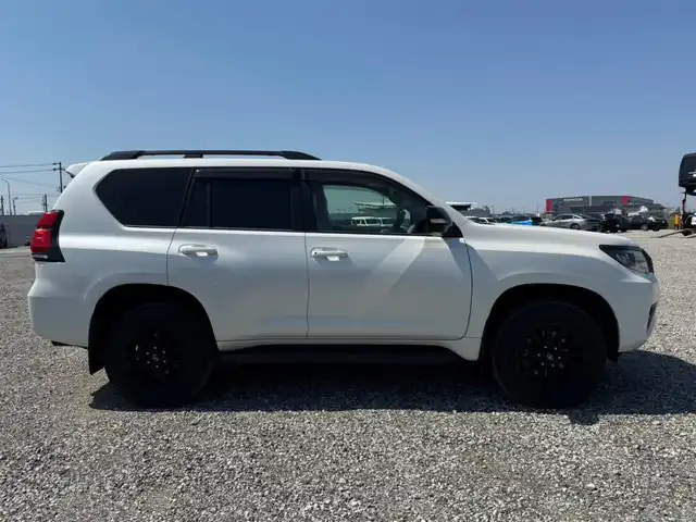 トヨタ ランドクルーザー プラド TX Lパッケージ マットブラED 愛知県 2023(令5)年 1.8万km ホワイトパールクリスタルシャイン 〇純正9インチディスプレイオーディオ/〇バックカメラ/〇パノラマモニター/〇ビルトインETC2.0/〇ドライブレコーダー/〇7人乗り/〇ムーンルーフ/〇セーフティセンス/〇レーダークルーズコントロール/〇プリクラッシュセーフティー/〇LEDヘッドランプ/〇オートライト/〇フォグランプ/〇純正18インチアルミ/〇パワーバッグドア/〇革巻きステアリング/〇左右独立オートエアコン/〇革シート/〇シートヒーター/〇シートベンチレーション/〇パワーシート/〇スマートエントリー/〇禁煙車